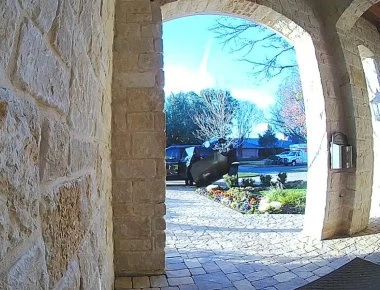 Κλέφτες για κλάματα: Προσπαθούν να βάλουν τεράστια TV σε αυτοκίνητο και τελικά τη γυρίζουν πίσω (βίντεο)